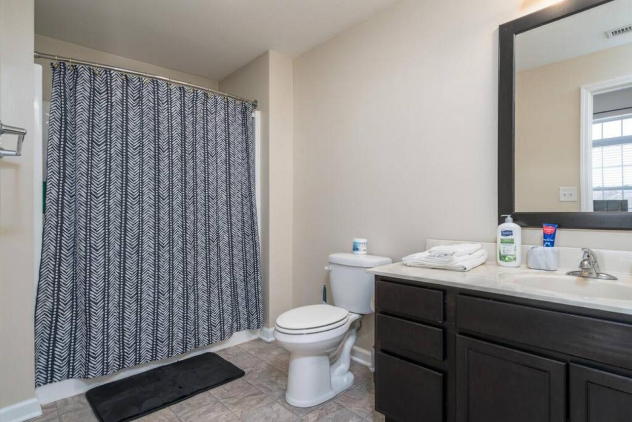 Downtown Indy Private Bedroom - Shared Indianapolis Exterior photo